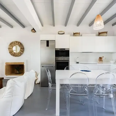 Atlas In Santa Maria, Paros