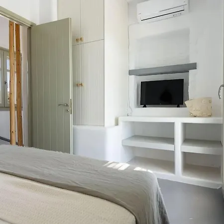 Atlas In Santa Maria, Paros Науса